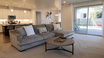 Smart-TV, Kamin, Videospiele, DVD-Player