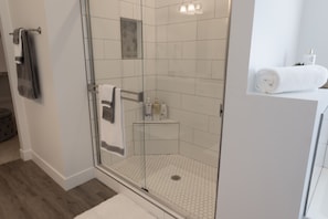 Bathtub, hair dryer, towels, soap - NEW Flagstaff single-story home with a beautiful backyard and Hot Tub! (Flagstaff)