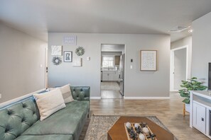 TV, fireplace - The Pathside Cottage (Montrose)