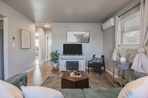 TV, fireplace - The Pathside Cottage (Montrose)