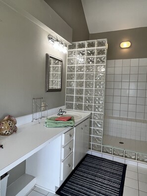 Ensemble baignoire-douche, serviettes fournies, savon
