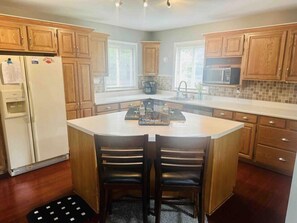 Private kitchen - Cozy Canadian lakes cottage (Pet friendly) (Canadian Lake)