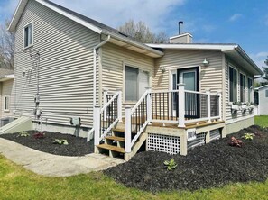 Exterior - Cozy Canadian lakes cottage (Pet friendly) (Canadian Lake)