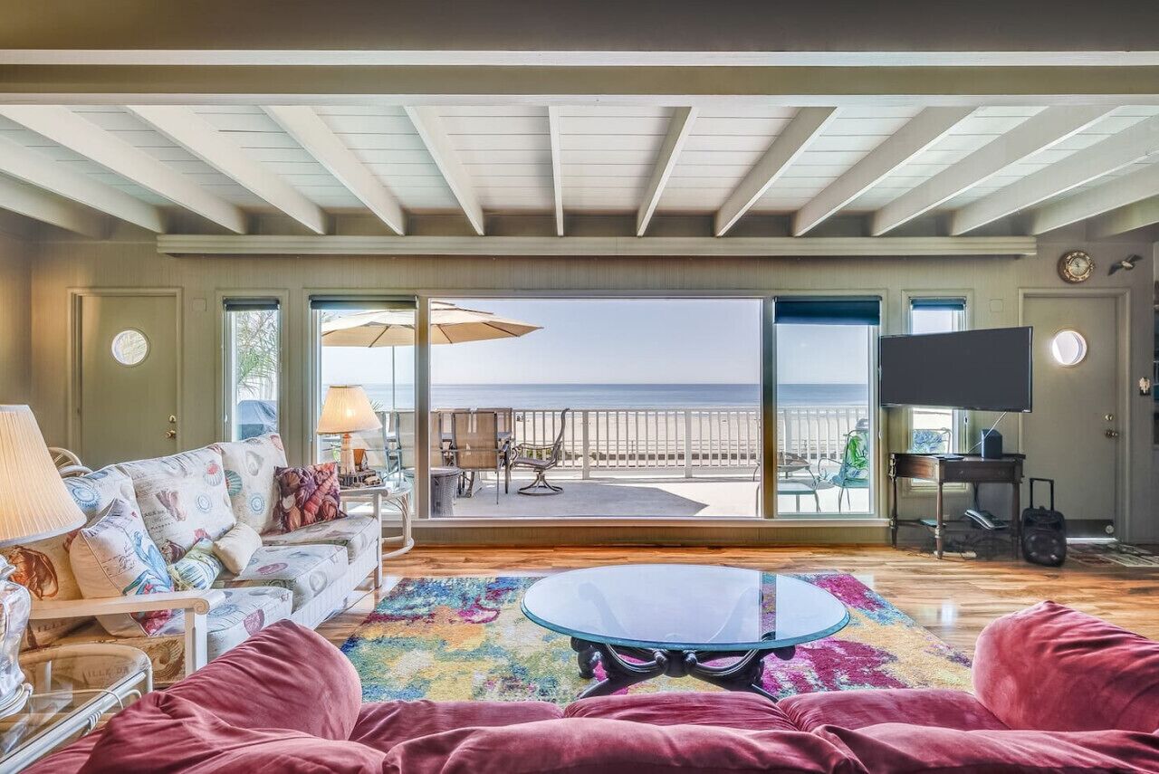 Älytelevisio, takka, kirjoja, stereot