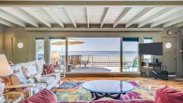 Älytelevisio, takka, kirjoja, stereot