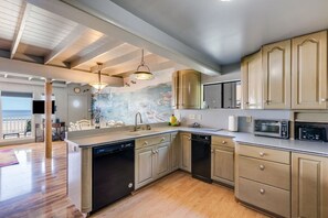 Kylskåp, mikrovågsugn, ugn och spishäll