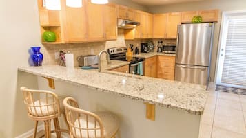 Lemari es, microwave, oven, dan kompor