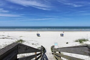 Beach nearby - Avery's Ocean Breeze by Distinctive Beach Rentals (St. Augustine)