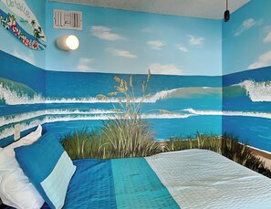 Condo, varias camas, balcón, vista a la playa (#2307 - No Pets) | 3 habitaciones, decoración personalizada y muebles diferentes 