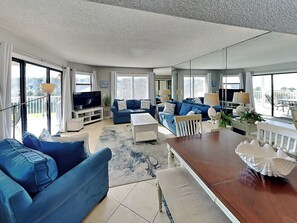 Appartement, meerdere bedden, hot tub, uitzicht op oceaan (#2310 - No Pets) | Woonruimte | Een 40-inch flatscreentelevisie met digitale zenders en een televisie