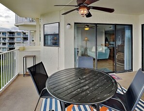 Condo, varias camas, balcón, vista a la playa (#2307 - No Pets) | Restaurante al aire libre