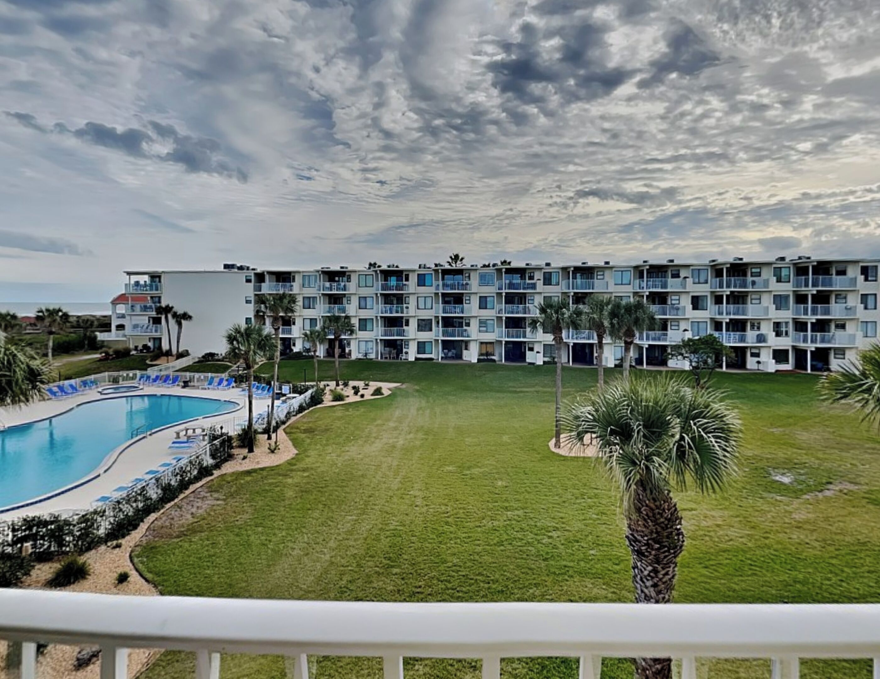 من حمّامات السباحة المغطاة