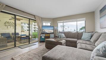 Appart'hôtel, plusieurs lits, patio, vue océan (#3102 - No Pets) | Coin séjour | Télévision à écran plat de 40 pouces avec chaînes numériques, télévision