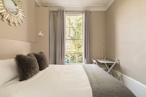 1 Schlafzimmer, Schreibtisch, Bügeleisen/Bügelbrett, Reisekinderbett