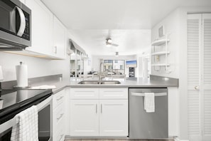 Refrigerador, microondas, placa de cocina, lavavajillas