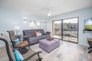 Apartment, Mehrere Betten, Gartenblick (#G26 - No Pets Allowed) | Wohnbereich | 42-Zoll-Flachbildfernseher mit Digitalempfang