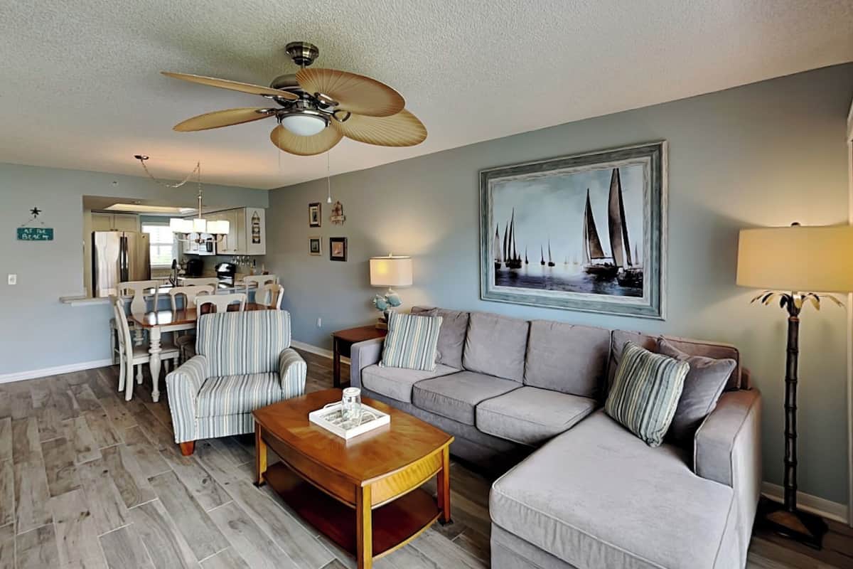 Appartamento, letti multipli, patio (Ocean Village F15 - No Pets Allowed) | Area soggiorno | TV a schermo piatto 42 pollici con canali digitali