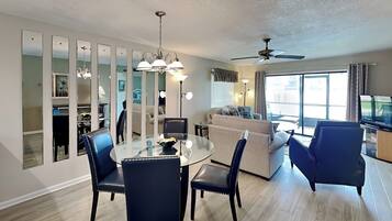 Apartment, Mehrere Betten, Terrasse, Gartenblick (#E17 - No Pets) | Speisen