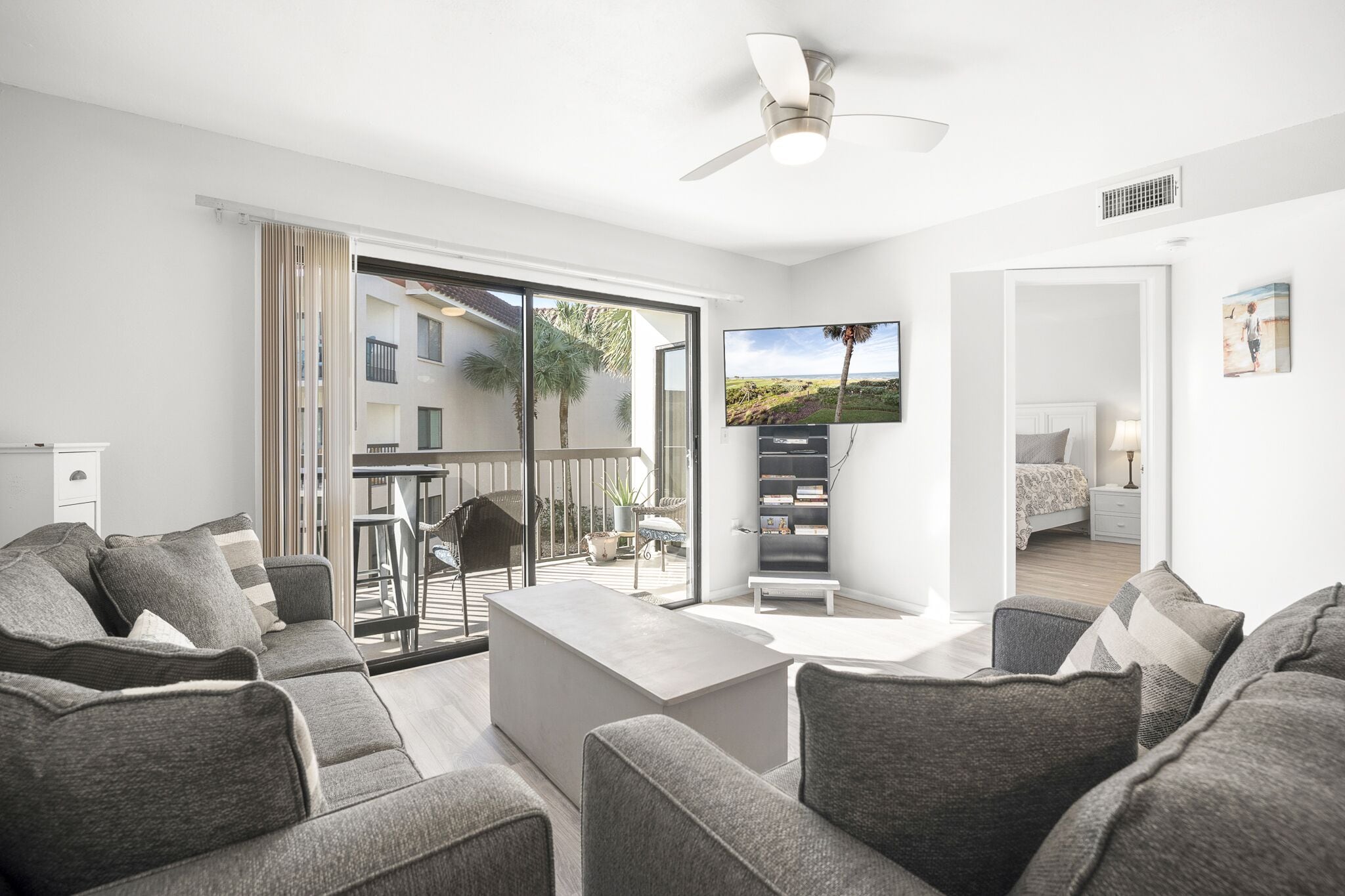 Condo, nhiều giường, quang cảnh vườn (#J24 - No Pets) | Khu phòng khách | TV màn hình phẳng 42-inch có truyền hình kỹ thuật số 