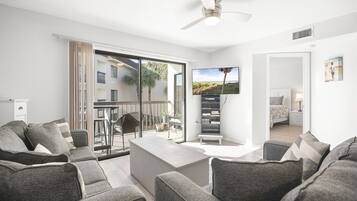 LÀgenhet - flera sÀngar - utsikt mot trÀdgÄrden (#J24 - No Pets) | Vardagsrum | 42-tums platt-tv med digitalkanaler