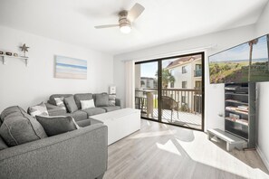 Apartment, Mehrere Betten, Gartenblick (#J24 - No Pets) | Wohnbereich | 42-Zoll-Flachbildfernseher mit Digitalempfang