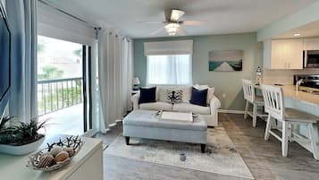 Condo, nhiều giường, sân hiên, quang cảnh vườn (#D23 - No Pets Allowed) | Khu phòng khách | TV màn hình phẳng 42-inch có truyền hình kỹ thuật số