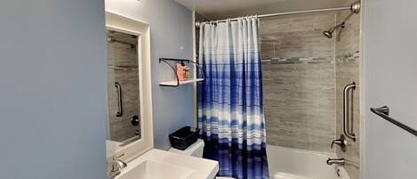 Ein modernes Badezimmer mit Dusche, Toilette und Waschbecken.