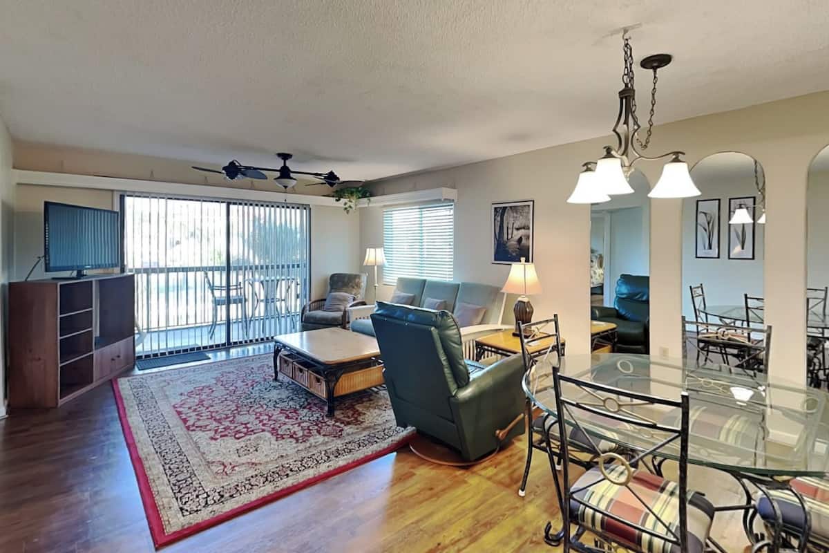 Appartamento, letti multipli, balcone, vista giardino (#G21 - Pet Friendly) | Area soggiorno | TV a schermo piatto 42 pollici con canali digitali