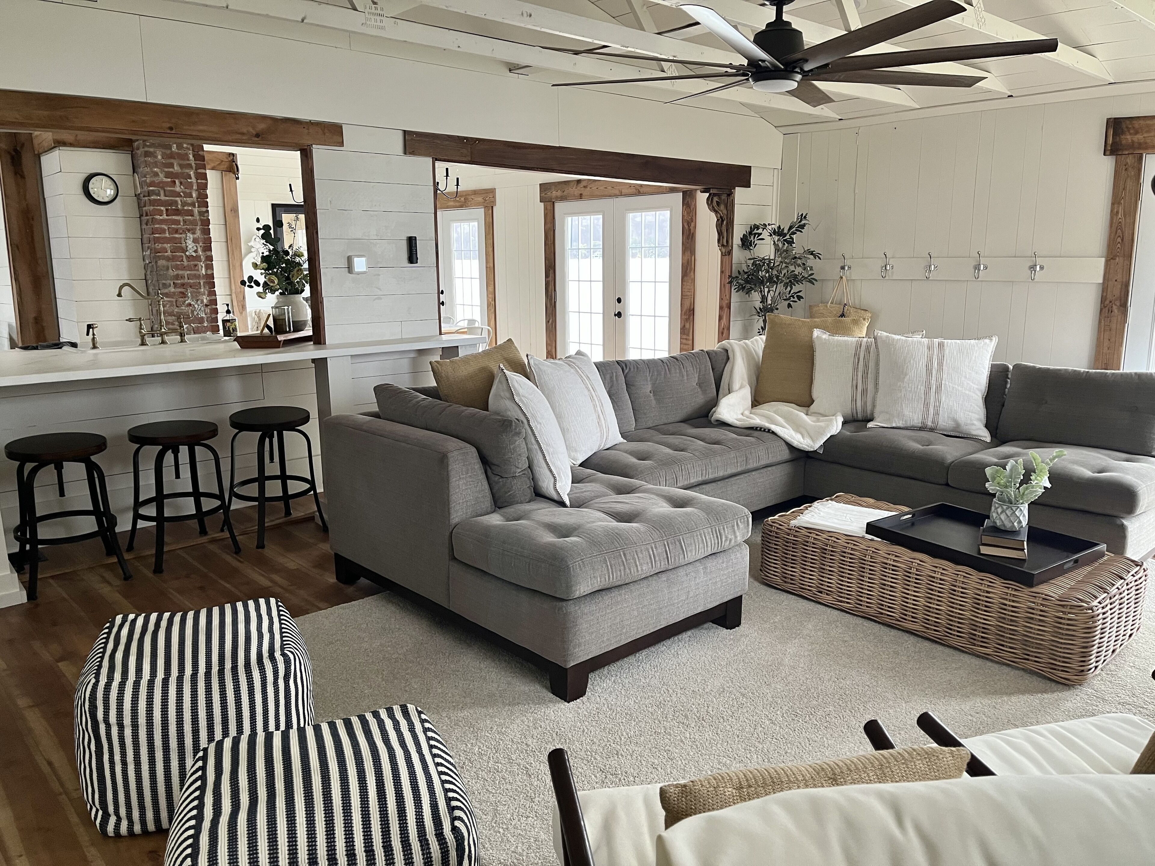 Smart-TV, Kamin, Bücher