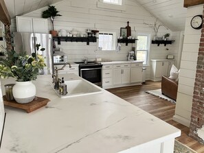 Réfrigérateur, micro-ondes, four, plaque de cuisson