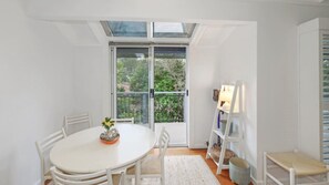 Dining - Stone's Throw From The Beach (AVOCA BEACH)