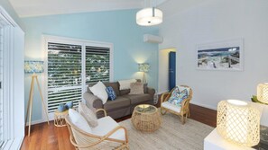 TV - Stone's Throw From The Beach (AVOCA BEACH)