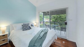 3 bedrooms, iron/ironing board, Internet - Stone's Throw From The Beach (AVOCA BEACH)