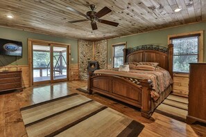 4 bedrooms, iron/ironing board, free WiFi, bed sheets