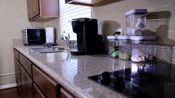 Fridge, oven, stovetop, cookware/dishes/utensils