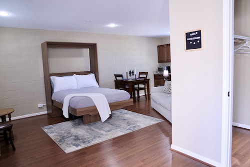 Comfy Guest House 7 Min Drive to Beach + Grill and Outdoor TV / Strand District 