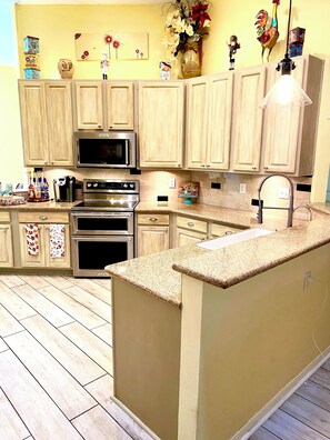 Fridge, microwave, oven, stovetop - 4 BR ~ 3 BTH— 2 Masters with Ensuite (San Antonio)