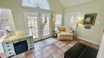 Smart TV, fireplace, books, offices