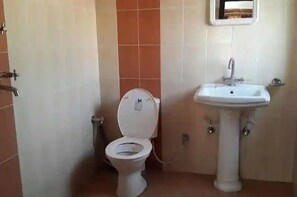 Shower, rainfall showerhead, free toiletries, bathrobes