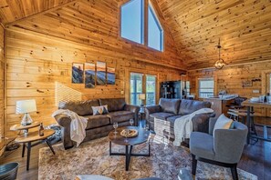Smart TV, fireplace - 5 mil to Dollywood, 4Bed/4Bath, 3 King Beds, Hot Tub, Arcade, Grill, Fire Pit! (Sevierville)