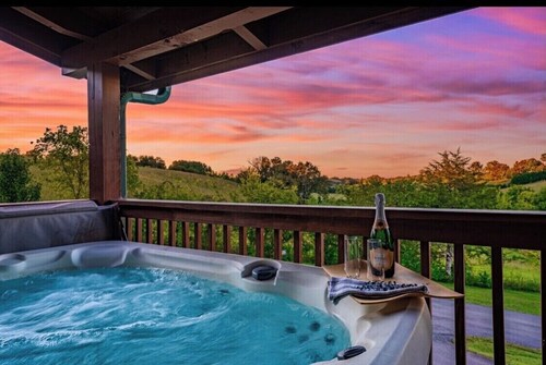 5 mil to Dollywood, 4Bed/4Bath, 3 King Beds, Hot Tub, Arcade, Grill, Fire Pit!