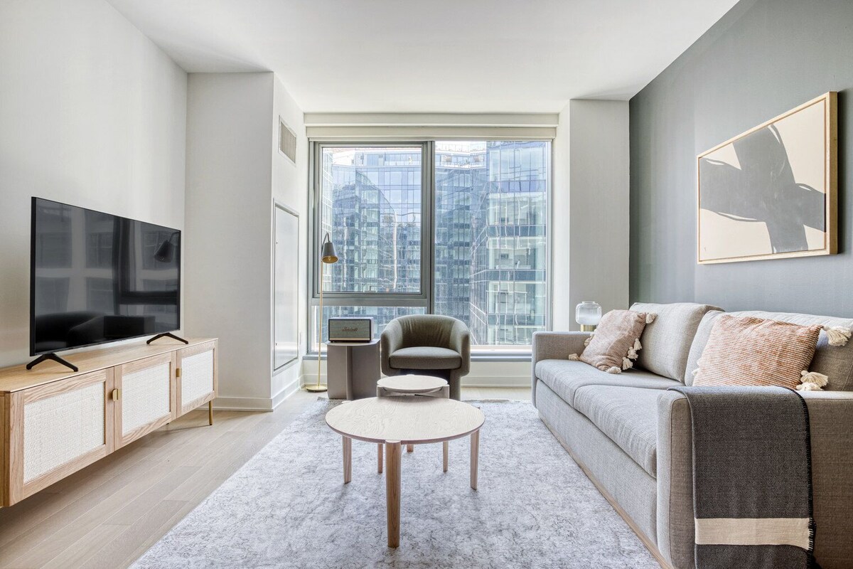 Airy Navy Yard 1BR w/ Gym, Rooftop Pool, walk to Nats Park, by Blueground