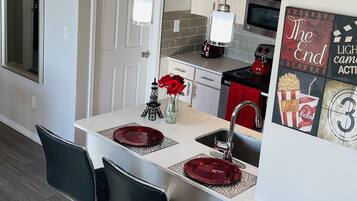 Micro-ondes, lave-vaisselle, cafetiĂšre/bouilloire