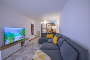 TV - Cozy Apartment In The Heart Of Riva, Riva del Garda, Italy (Riva del Garda)
