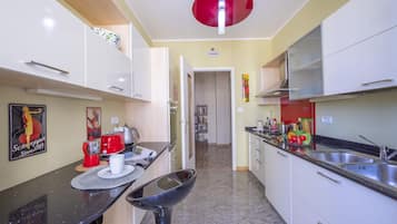 Een koelkast, een oven, een kookplaat, een vaatwasser