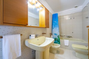 Combined shower/bathtub, hair dryer, bidet, towels