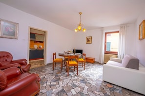 Flat-screen TV - Residenza Rocca del Lago 3, Riva del Garda, Italy (Riva del Garda)