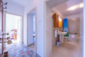 Duschwanne, Haartrockner, Bidet, Handtücher