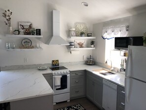 Frigorifero, microonde, forno, piano cottura