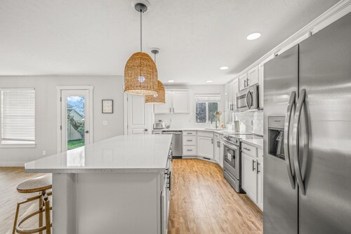 Boise Suburbs + HOTTUB + Game Room